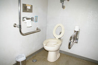 Medium_01　男性用車いすトイレ内部